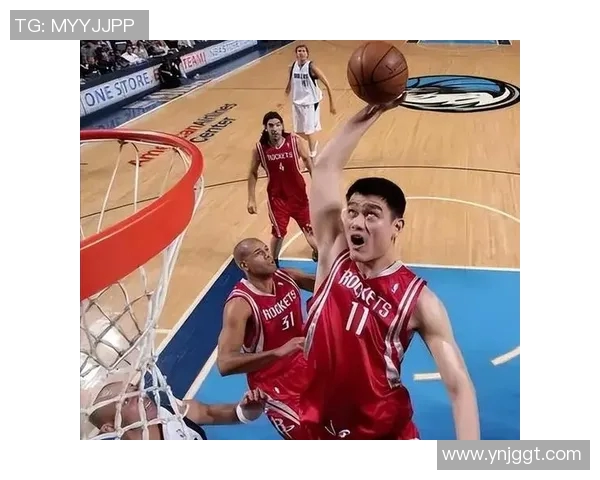 姚明激动跳起庆祝胜利瞬间展现篮球巨星的激情与荣耀