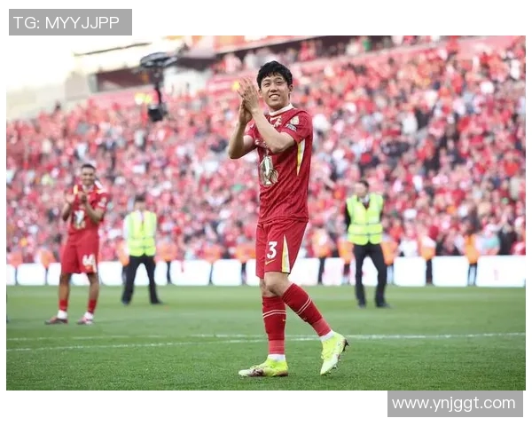 足球明星核酸检测阳性引发关注球迷担忧赛季前景及健康状况