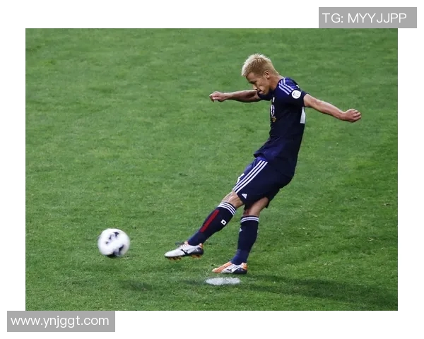 足球明星荣耀时刻举起世界杯展现无与伦比的激情与梦想 足球明星荣耀时刻举起世界杯展现无与伦比的激情与梦想