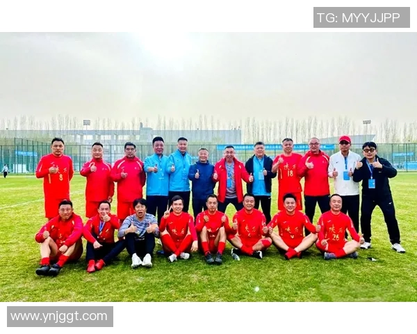 50岁老头逆袭足球明星赛展现传奇风采引发全场热议